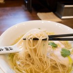 麺や 維新 - 麺持ち上げ