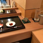 鮨みなと - この日は角の特等席 色々置けて広々～