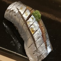 鮨きむら - 秋刀魚、薬味はアサツキと生姜のタタキかな？焼いた内臓はついておりませんでした。それにつけても今年の秋刀魚は美味い