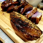 特製ダレに漬けたスペアリブ＆サバ　自家製燻製