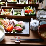 くつかけダイニング - 旬の鮮魚刺身盛り合わせ御膳 2,400円