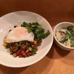 ガパオご飯+半カレーセット1600円