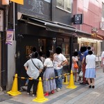 行列の出来る人気店に成長