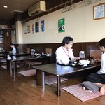 むちゃく - ２階席の店内をパシャ
平日の１２時前