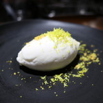 TACUBO - ミルクのジェラートにピスタチオ