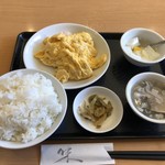 佳隆軒 - 玉子ともう一品具材を入れて炒めた定食
      フワフワ玉子がチョー美味しい