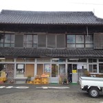 須崎食料品店 - お店全景　左側は食料品店らしいです