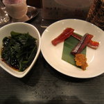 鶴の蔵 - 生わかめの酢物、ひとくちトバ味噌添え