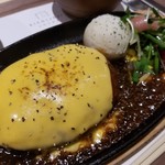 029吉祥寺食堂 - チーズハンバーグ近影
最近流行り？の肉汁系とは違うしっかりしたハンバーグ。ソースはちょっと好みより甘いなぁ。