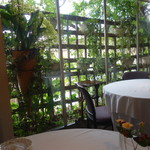 オテル・ドゥ・ミクニ - 窓際の席