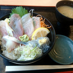 魚がし食堂はま蔵 - 地魚丼