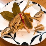 小魚料理 とみ助 - 頭と骨煎餅まで全て食すことができるアジフライは絶品‼️私は毎回オーダーさせて頂きます(o^^o)