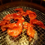 焼肉問屋 牛蔵 - カルビとロースを焼く