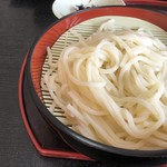 表禅房 おりこ乃 - ＊うどんは乾麺だと思いますが、ツヤがあります。 つゆは薄味。冷たい麺ですので、もう少し濃くてもいいような・・