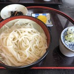 表禅房 おりこ乃 - 伊達な「お」うどん（多分850円）・・ざるうどん、ヒジキの煮物、つゆ、沢庵など。