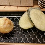 喜久や 麻布十番 - 左明石焼き天、右ズッキーニ天。