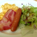ガスト  - スクランブルエッグ&ベーコンソーセージ