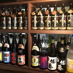 宮崎地鶏焼鳥 島吉 - 入り口横にはズラリとキープボトルが並んでおります。焼酎、梅酒、果実酒共に他店より多い品揃えを目指しております。