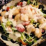和バル 喜作 - ゴマ油香る温玉シーザーサラダ700円