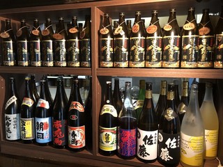 Miyazakijidori Yakitori Shimayoshi - 入り口横にはズラリとキープボトルが並んでおります。焼酎、梅酒、果実酒共に他店より多い品揃えを目指しております。