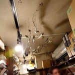 すごい煮干ラーメン凪 - 天井には、煮干しのオブジェ