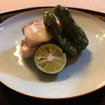 御料理 寺沢 - 金目鯛の備長炭焼に山科獅子唐(ﾔﾏｼﾅｼｼﾄｳ)の素揚げ