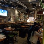 The AVERY'S IRISH PUB - 入口から入ると、こんな感じで店内が広がっています。 スポーツＢａｒのような感じもしますね。 大きなテレビがありますしね。 さあ、奥へ進んで行きましょうか。