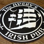 The AVERY'S IRISH PUB - さて、何を飲みましょうか。 ん～と、今日は、何軒目だったっけ．．．．．． 今日も沢山飲んだな～。 って、考えながらメニューを眺めます。 彼女も酒が強いよな。 それにギネス好きときているしね。