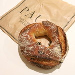 PAUL アトレ四谷店 - プチクーロンヌカンヌベルジュ（237円）。マカダミアとクランベリーがゴロゴロ！