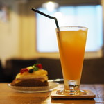 パティスリー MIU - 洋梨のタルト、グレープフルーツジュース