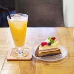 パティスリー MIU - 洋梨のタルト、グレープフルーツジュース