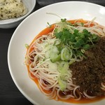 麺 すわまえ食堂 - 五島うどんの汁なし担々麺850円と高菜のおにぎり100円