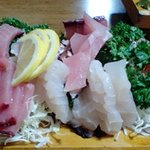 津島 - さしみ定食。さしみに、魚汁とご飯が付きます。