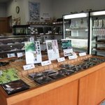 鰻彩堂 - 川魚の佃煮や鰻・鮒寿司が並ぶ