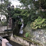 のど黒めし本舗 いたる - 店のすぐ近くの用水