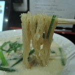 元祖辛麺屋 桝元 - 麺は中太ストレート麺、高加水率の韓国麺。 　凹凸を感じるビュルブリュと艶かしい舌触り｡