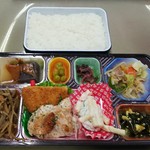 福山まるたま - まるたま弁当 税込410円　コロッケと鶏のチーズ焼き(2018.09.18)