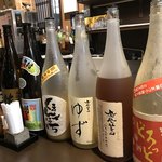 入母家 - カウンターに並ぶお酒(^^)