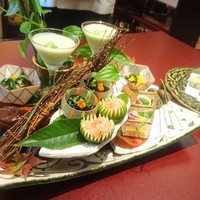 人形町 今半 東京ガーデンテラス紀尾井町店 - 八寸　秋刀魚の塩焼き　小芋香煎揚げ　ずわい蟹奉書巻　茶豆擂り流　石川県産　きくらげポンズ和え　菊花浸し
