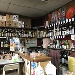 アサヒ屋酒店 - カウンターに焼鳥の串が見える