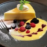 スフレチーズケーキ ミックスベリーのソース