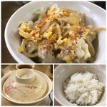 Takasagoya - 炊きあがった鶏肉をご飯の上にのせ、出来上がり。