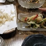 Robatayaki Inaka - お決まりのエビ素揚げ、鯵南蛮漬け。エビ団子は完食済。いつものドテ・おでんはお休み中。