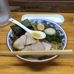 とら食堂 - ワンタン麺、870円。半熟煮玉子、100円。
