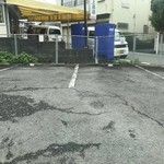 中華　松喜 - 駐車場は店の手前の酒屋さんの隣の広い駐車場に3台ありすぐわかります