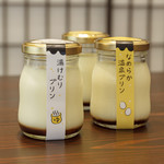 湯田中温泉プリン本舗 - 当店の定番メニュー、なめらかプリンと湯けむりプリン