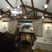 ラ・トゥーエル - 小さくも暖かい店内