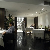 NARISAWA - シックでモダンな店内