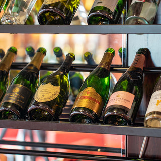 【お店全体に広がるワインセラー】こだわりのワインをお届け