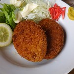 ふじや - 「メンチカツ」定食、野菜も綺麗な一皿